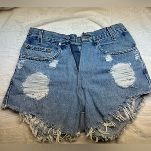 LEVI’S 550 Distressed Black Shorts // W24